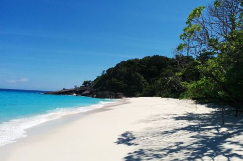 Strand vor türkisem Meer